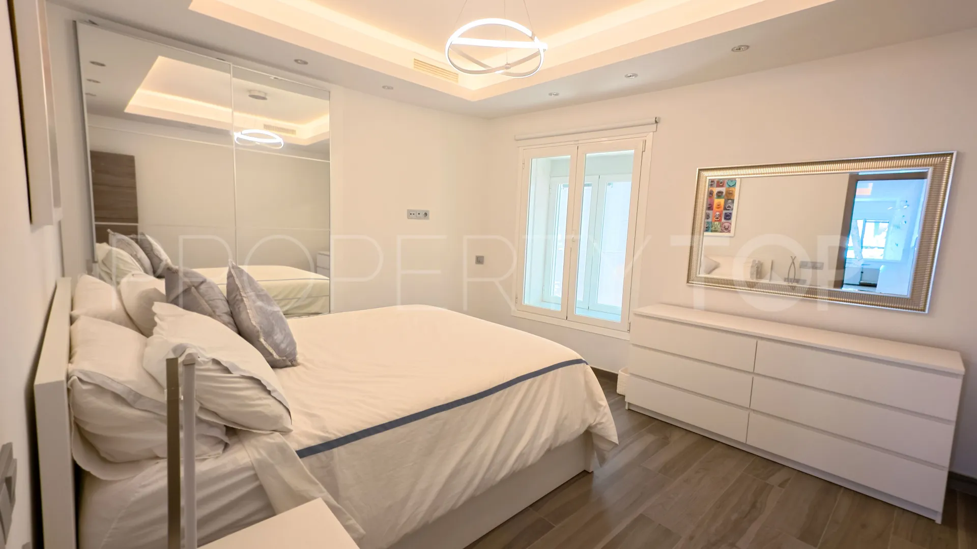 Apartamento de 2 dormitorios en venta en Marbella - Puerto Banus