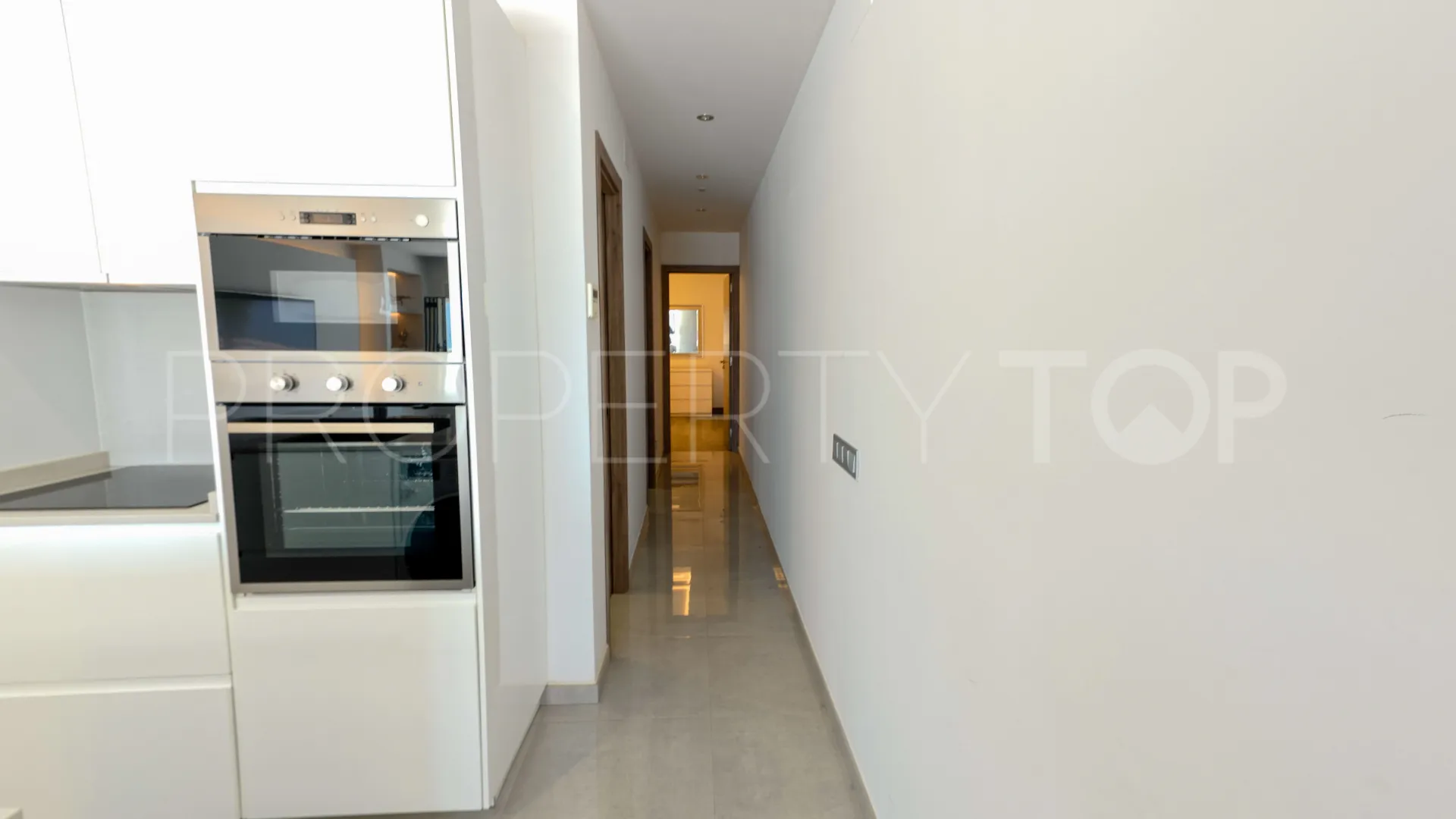 Apartamento de 2 dormitorios en venta en Marbella - Puerto Banus