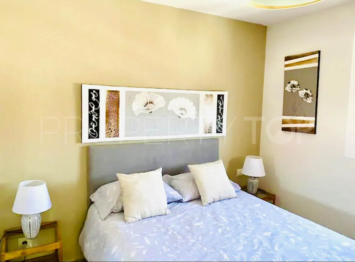 Se vende apartamento de 2 dormitorios en Estepona Puerto