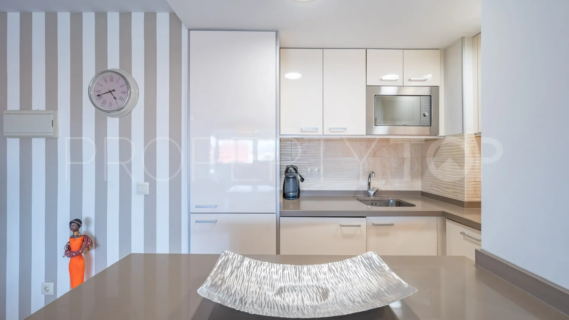 Se vende apartamento de 2 dormitorios en Estepona Puerto