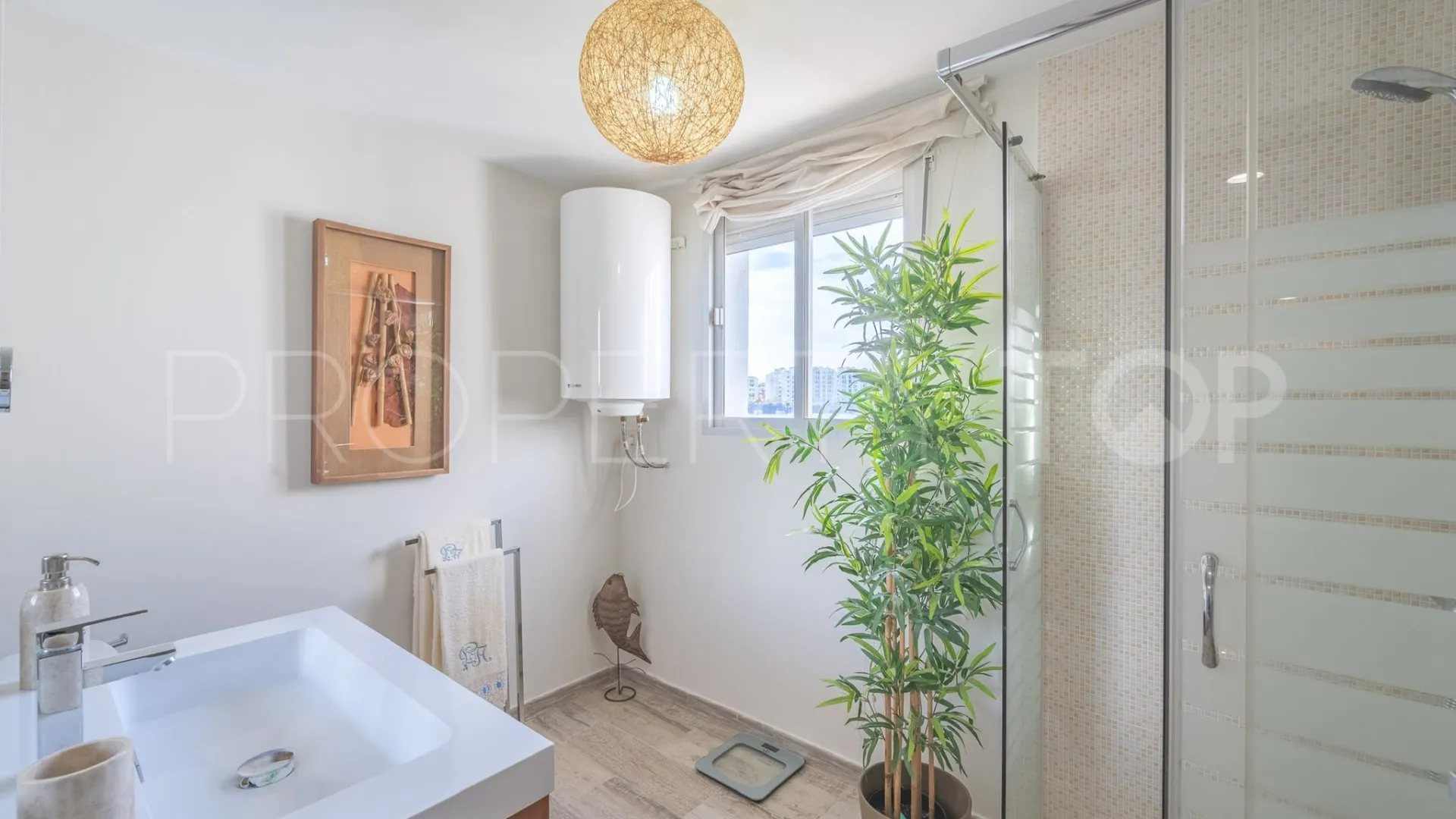 Se vende apartamento de 2 dormitorios en Estepona Puerto