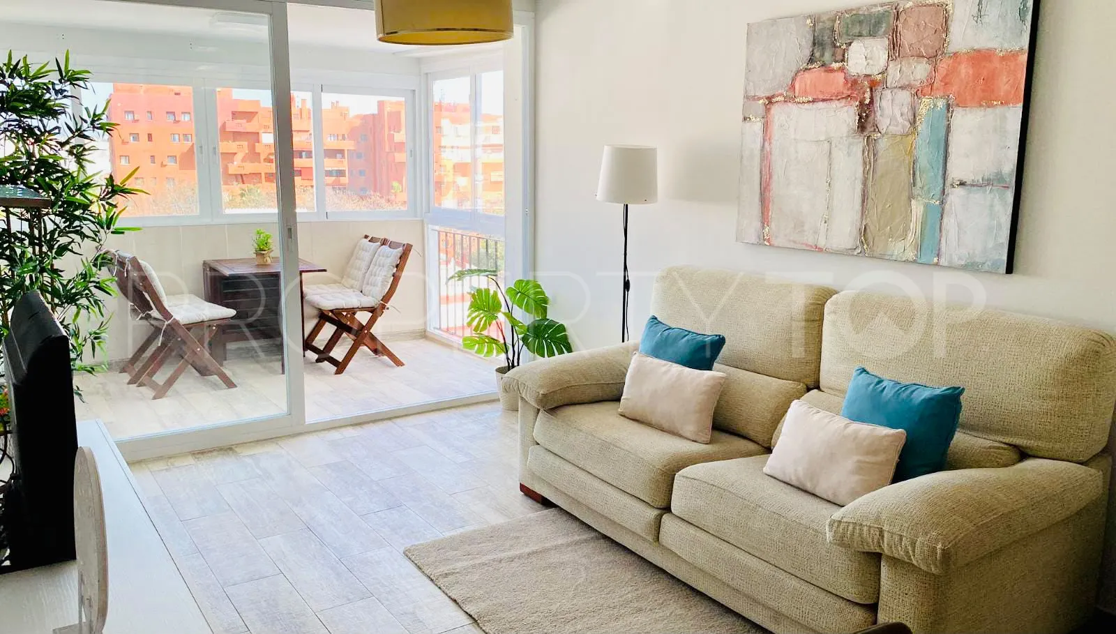 Se vende apartamento de 2 dormitorios en Estepona Puerto