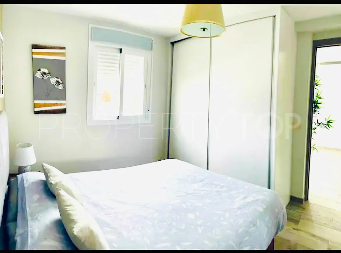 Se vende apartamento de 2 dormitorios en Estepona Puerto