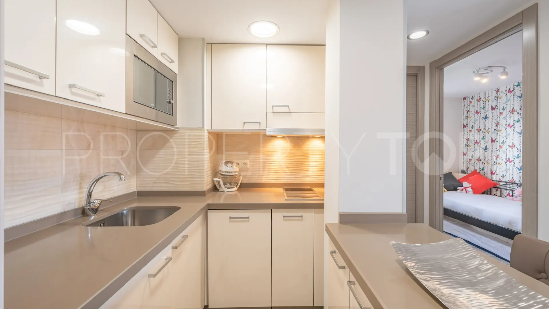 Se vende apartamento de 2 dormitorios en Estepona Puerto