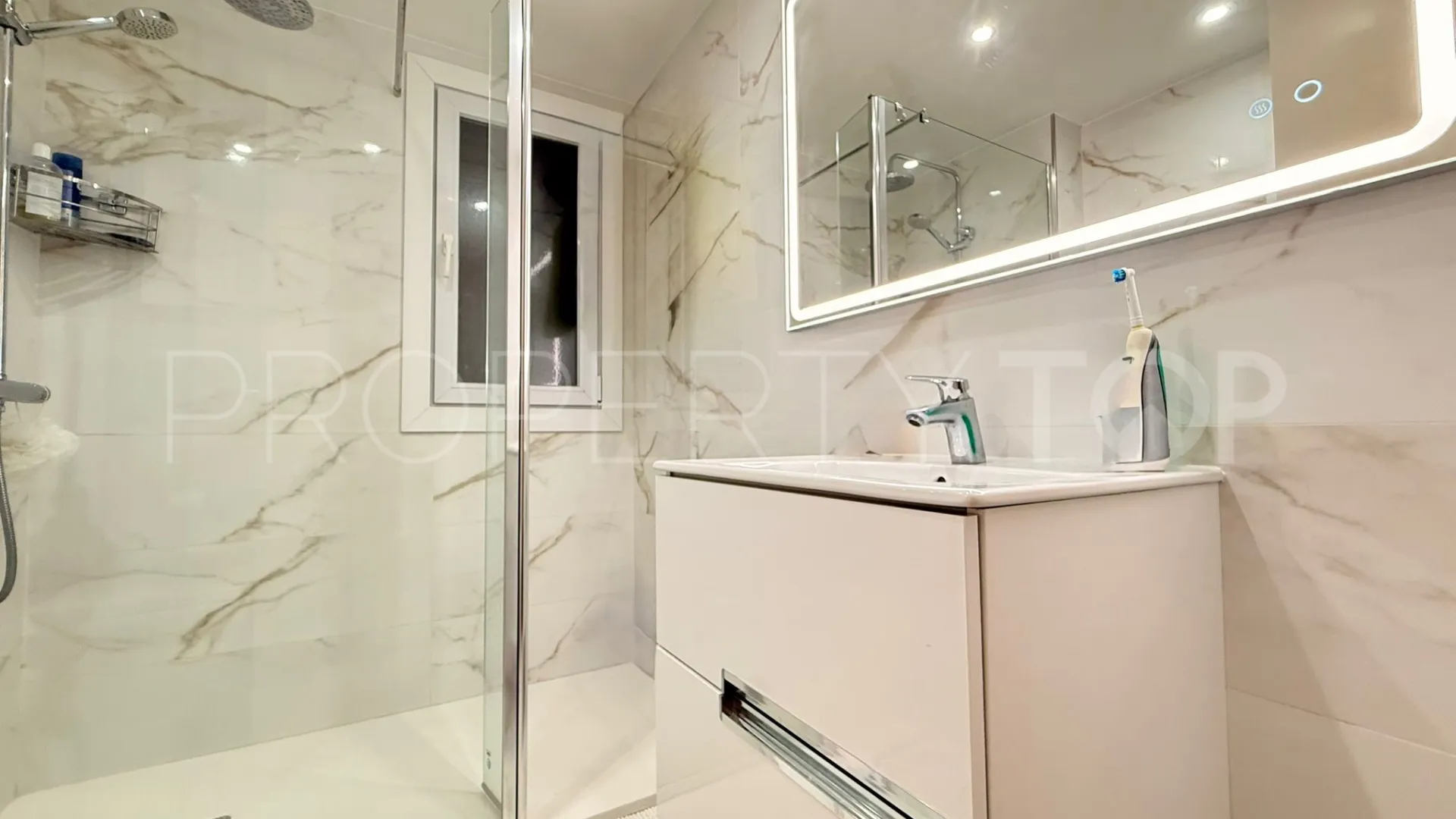 Apartment for sale in Estepona Puerto with 3 bedrooms
