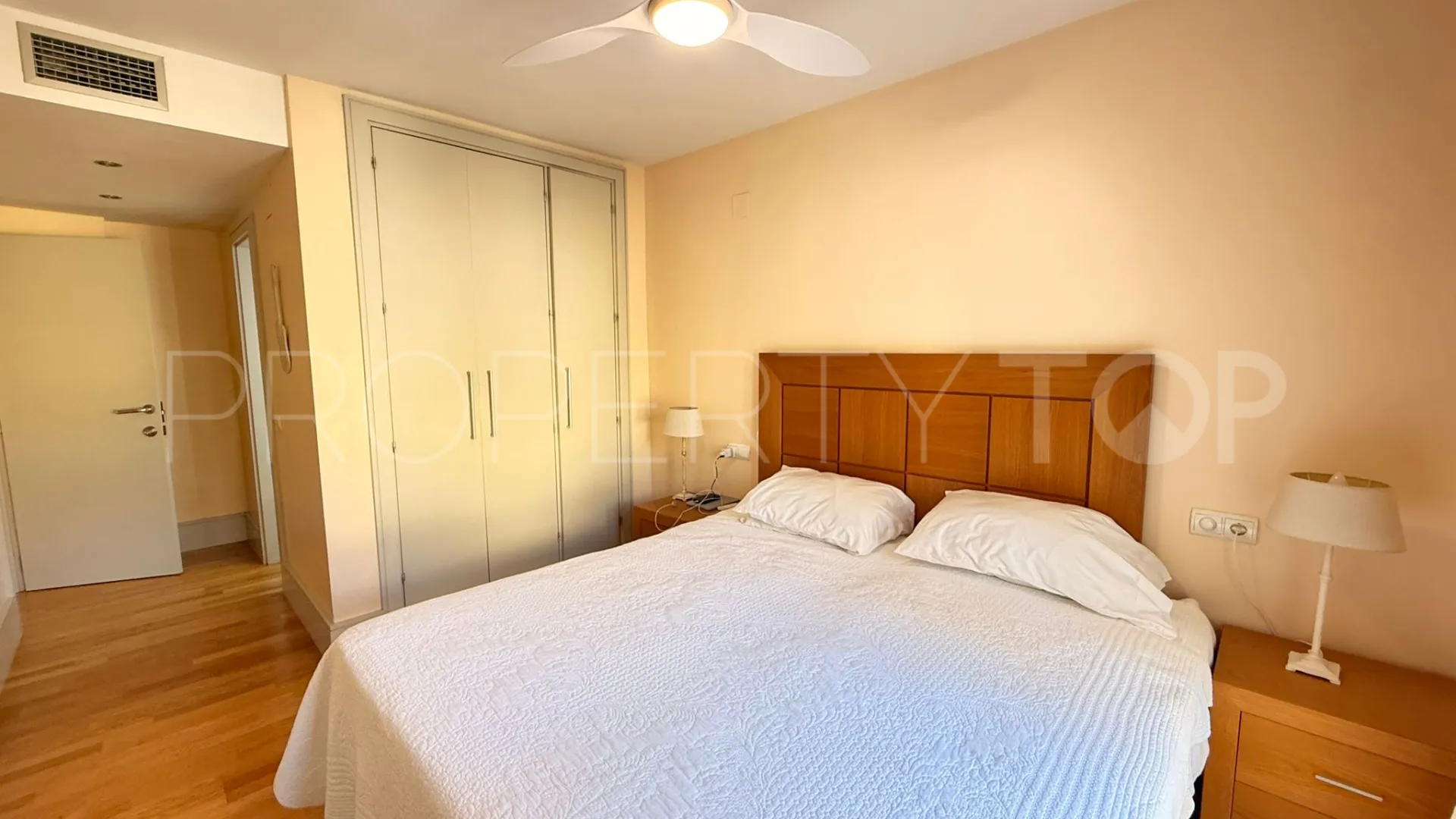 Apartment for sale in Estepona Puerto with 3 bedrooms