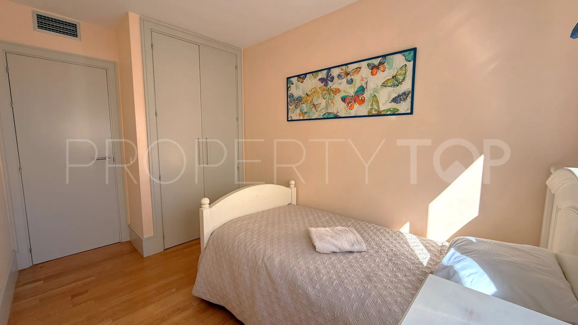 Apartment for sale in Estepona Puerto with 3 bedrooms