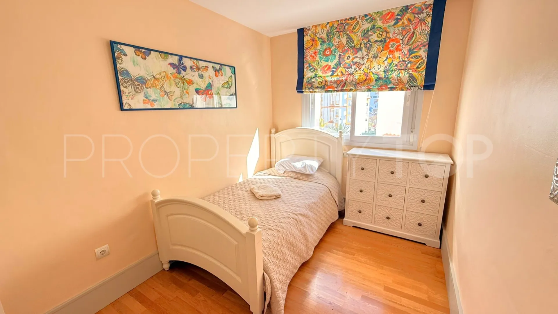 Apartment for sale in Estepona Puerto with 3 bedrooms