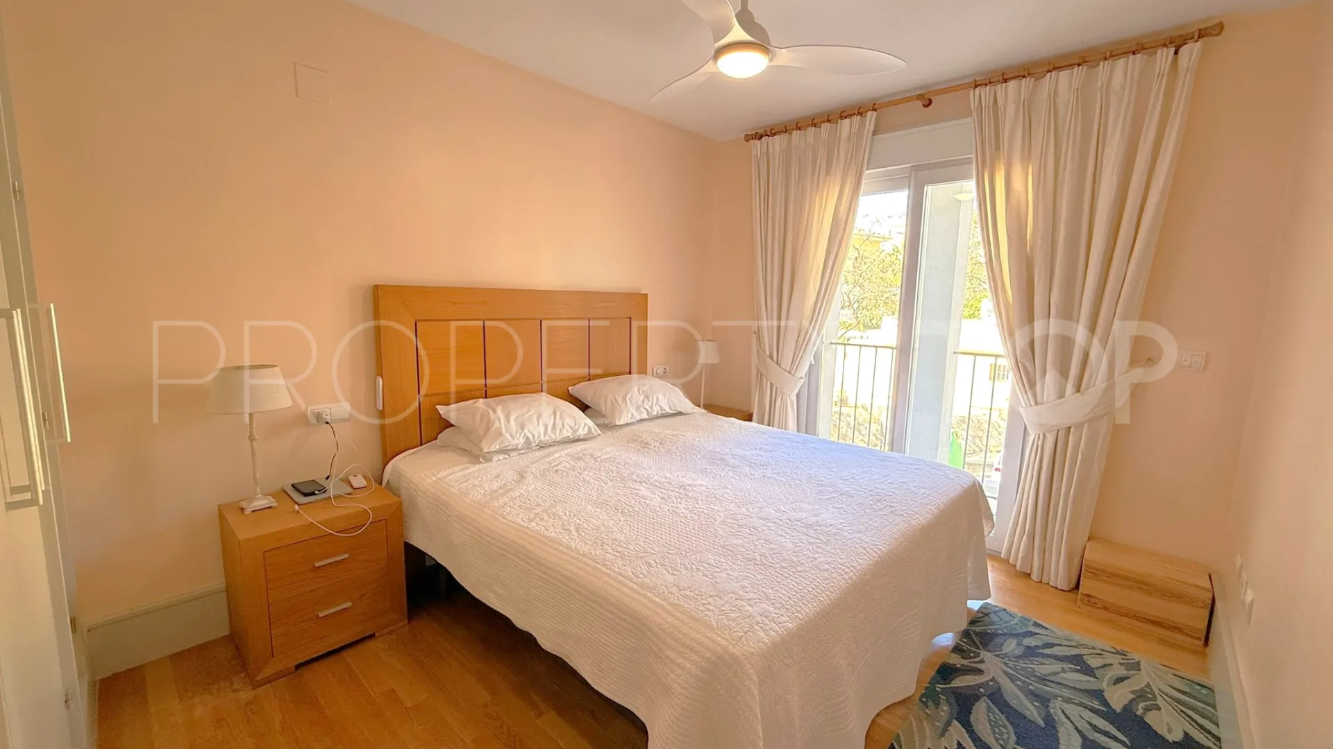 Apartment for sale in Estepona Puerto with 3 bedrooms