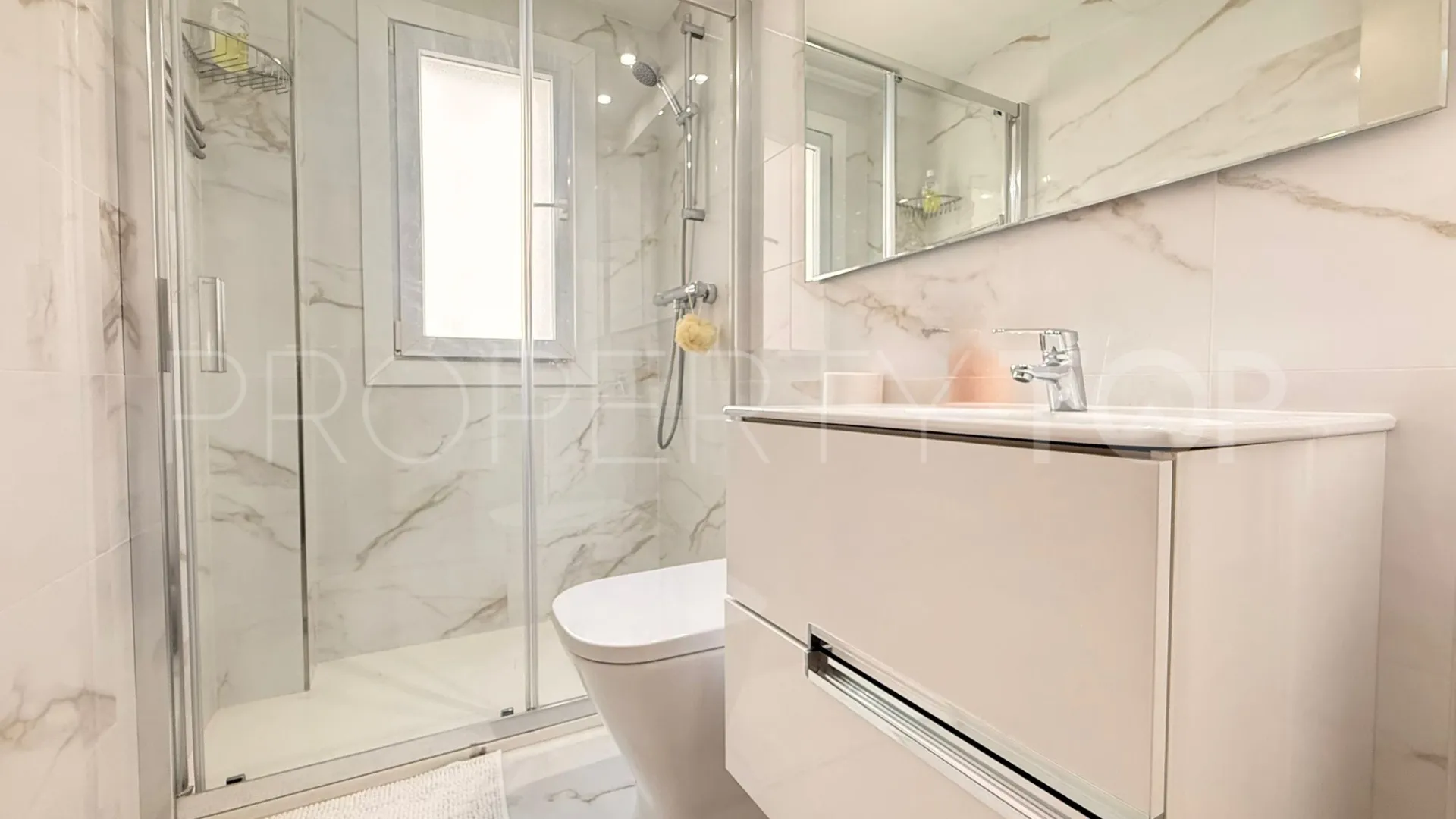 Apartment for sale in Estepona Puerto with 3 bedrooms