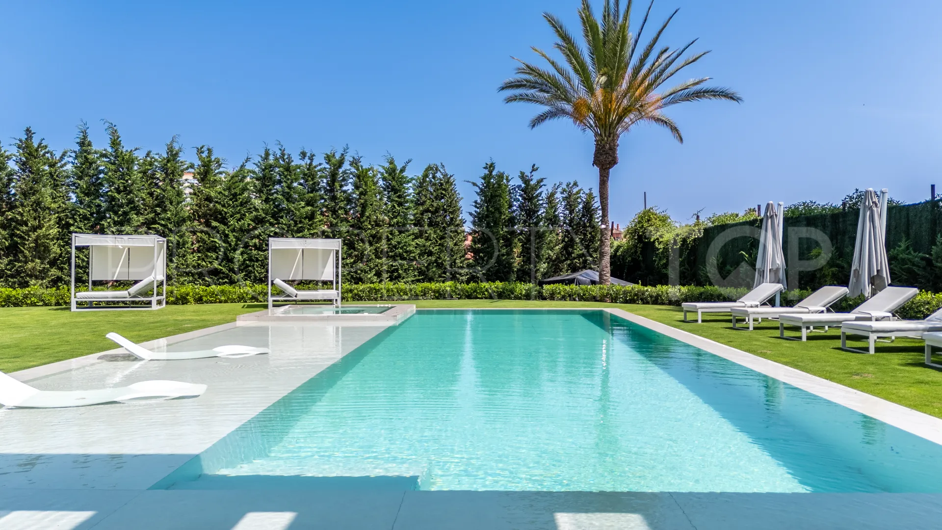 For sale 6 bedrooms villa in Los Monteros Playa