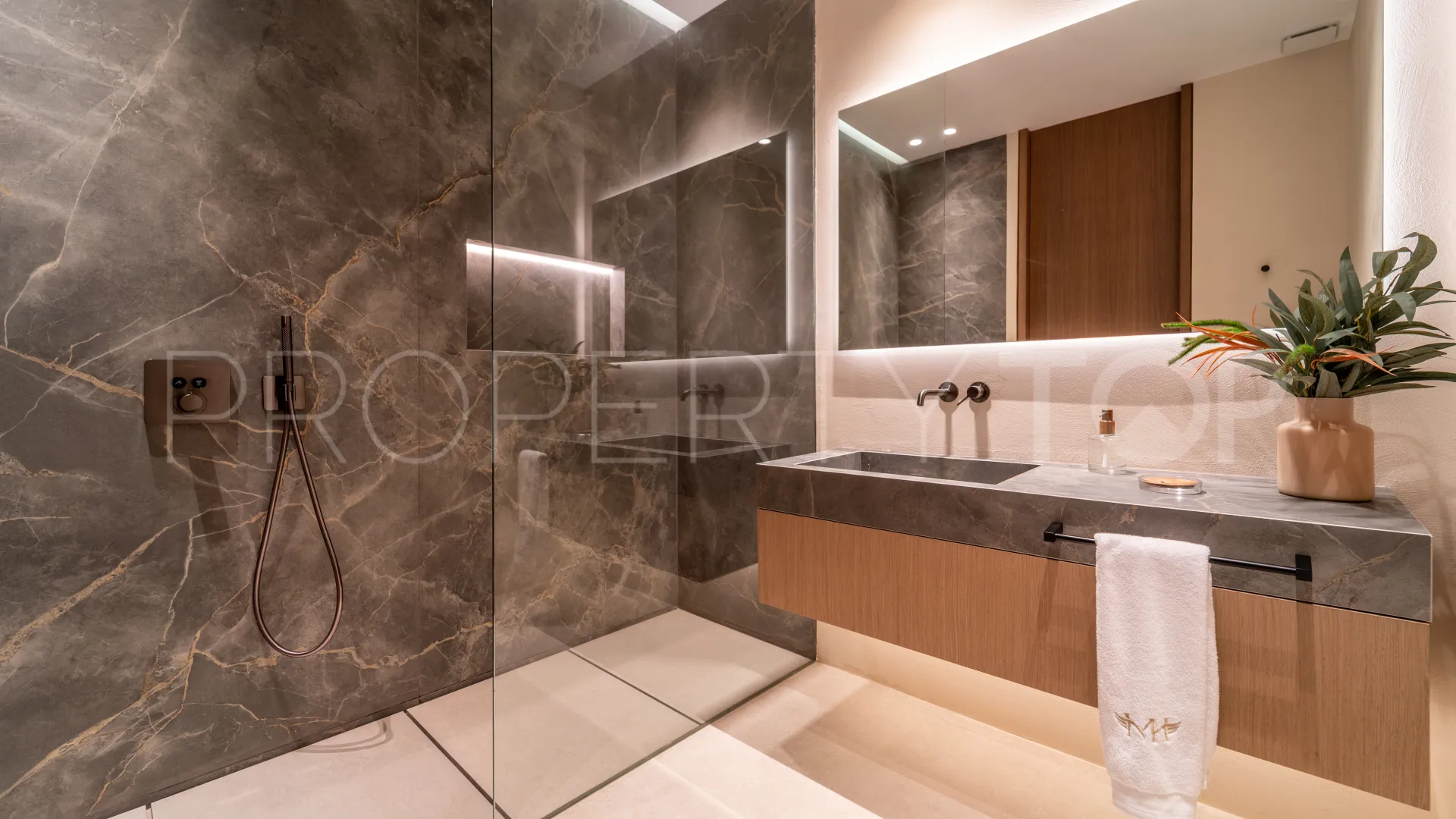 For sale 6 bedrooms villa in Los Monteros Playa