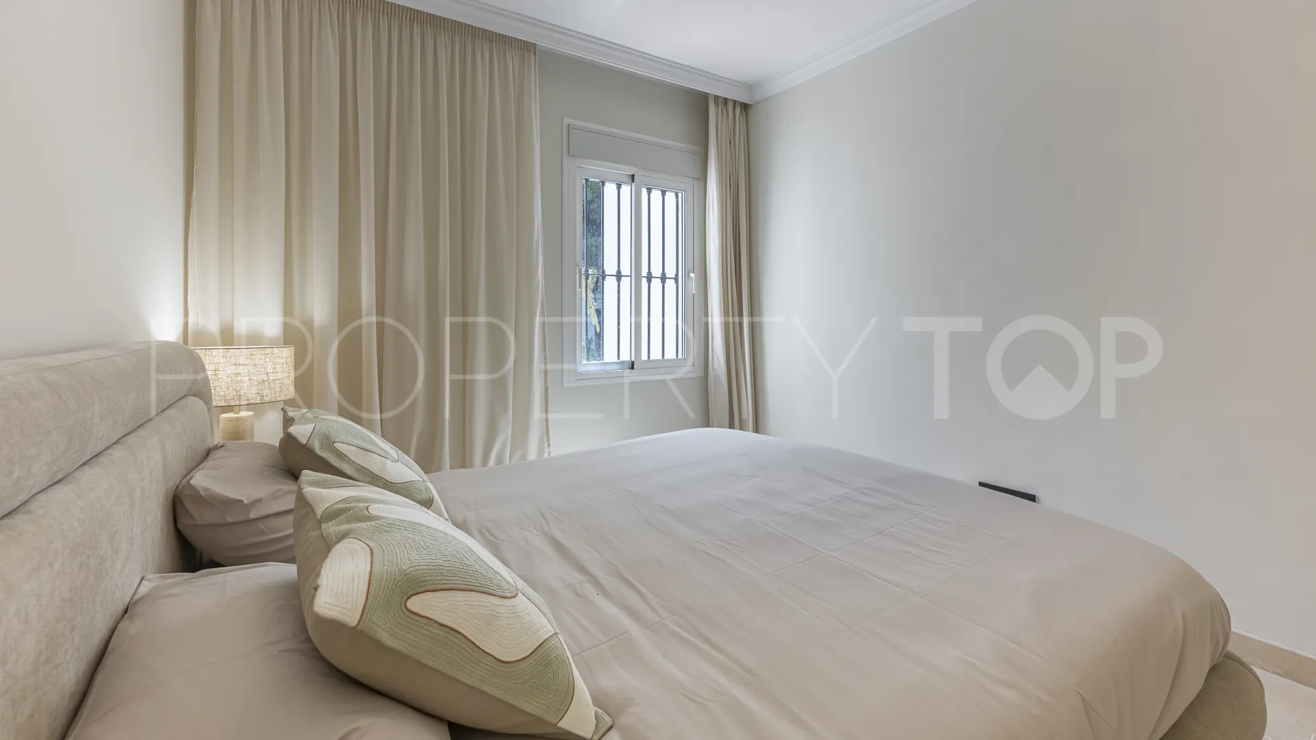 Comprar apartamento planta baja en Montebello Hills con 3 dormitorios