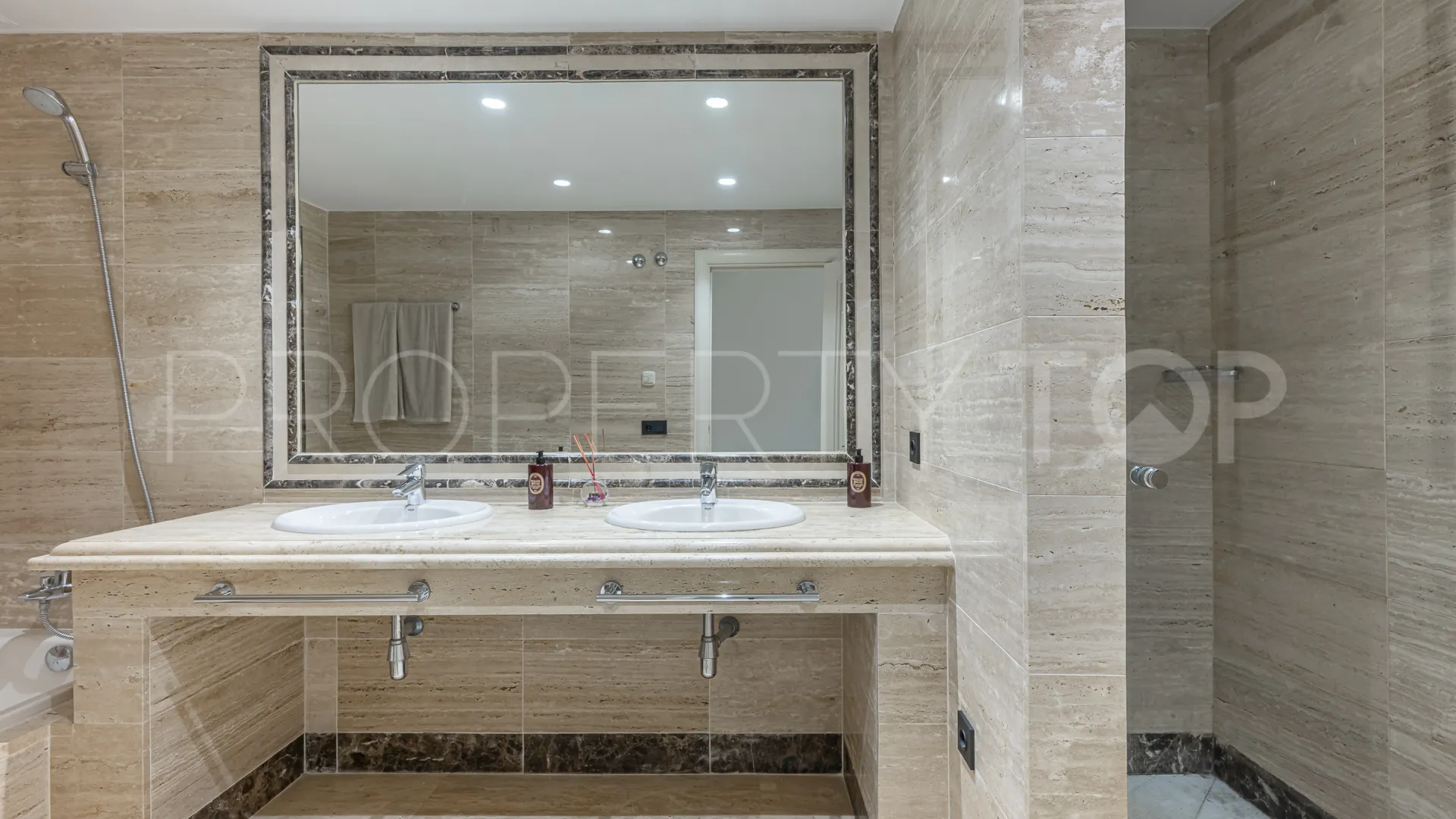 Comprar apartamento planta baja en Montebello Hills con 3 dormitorios