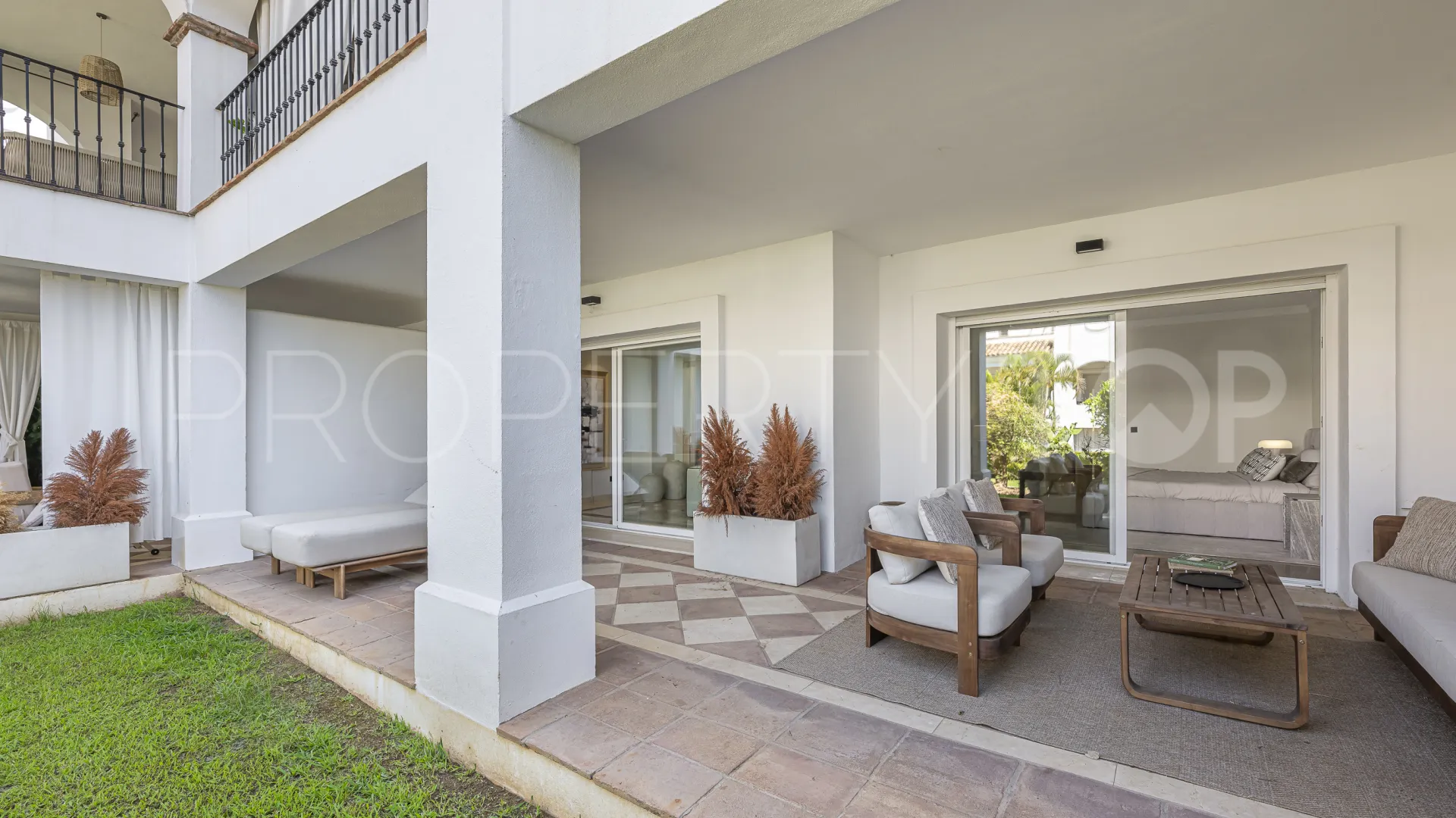 Comprar apartamento planta baja en Montebello Hills con 3 dormitorios