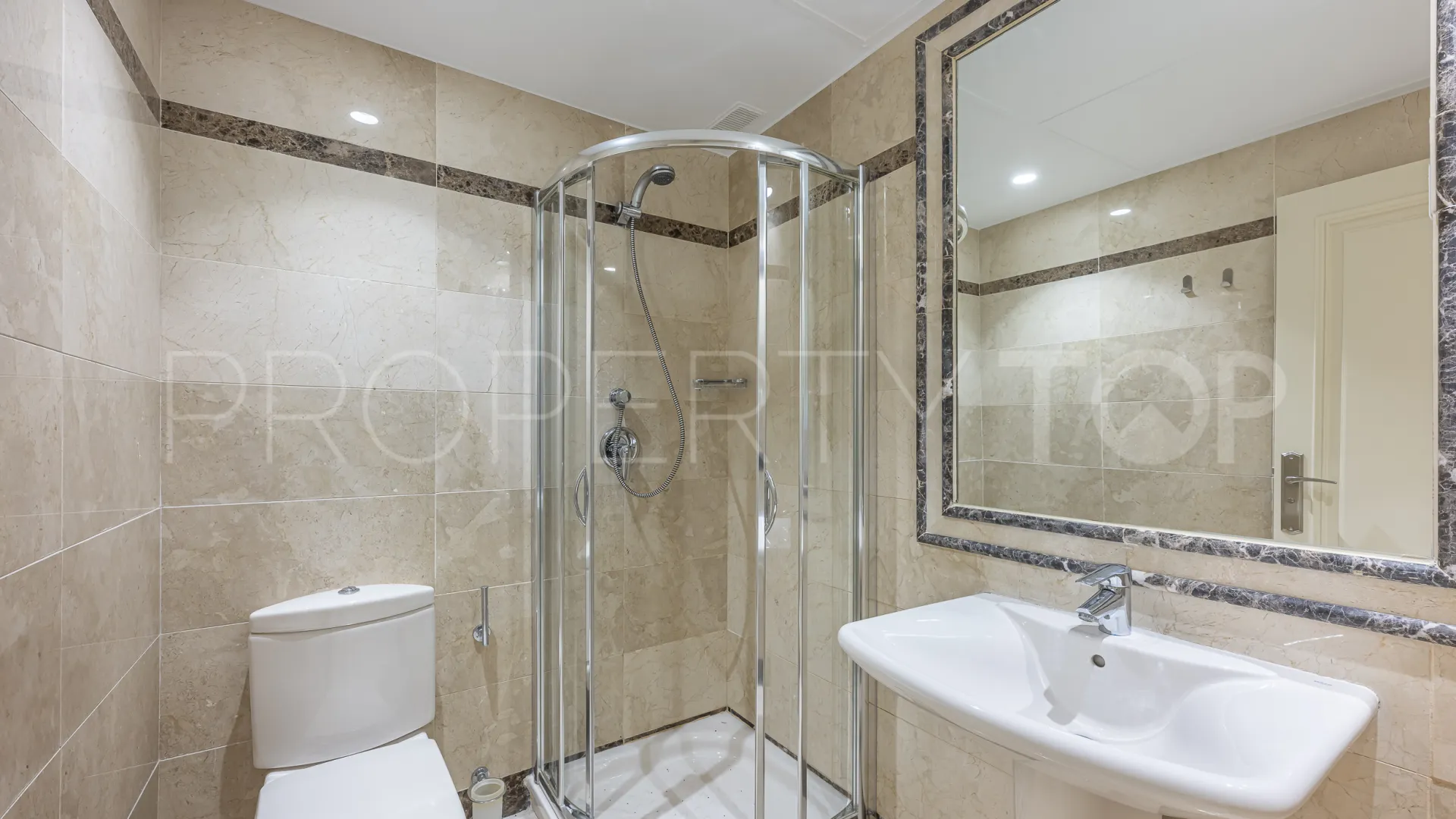 Comprar apartamento planta baja en Montebello Hills con 3 dormitorios
