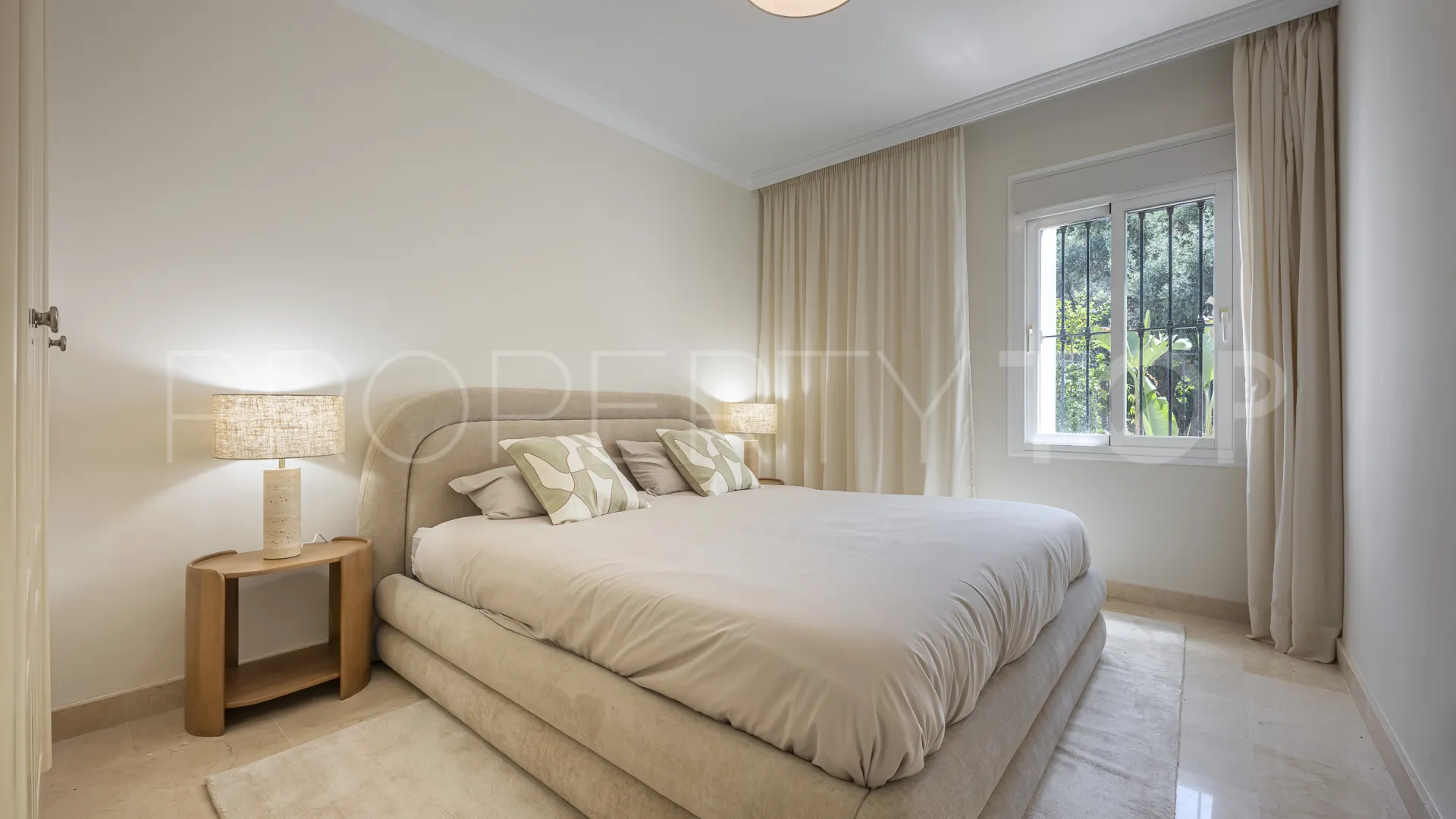 Comprar apartamento planta baja en Montebello Hills con 3 dormitorios