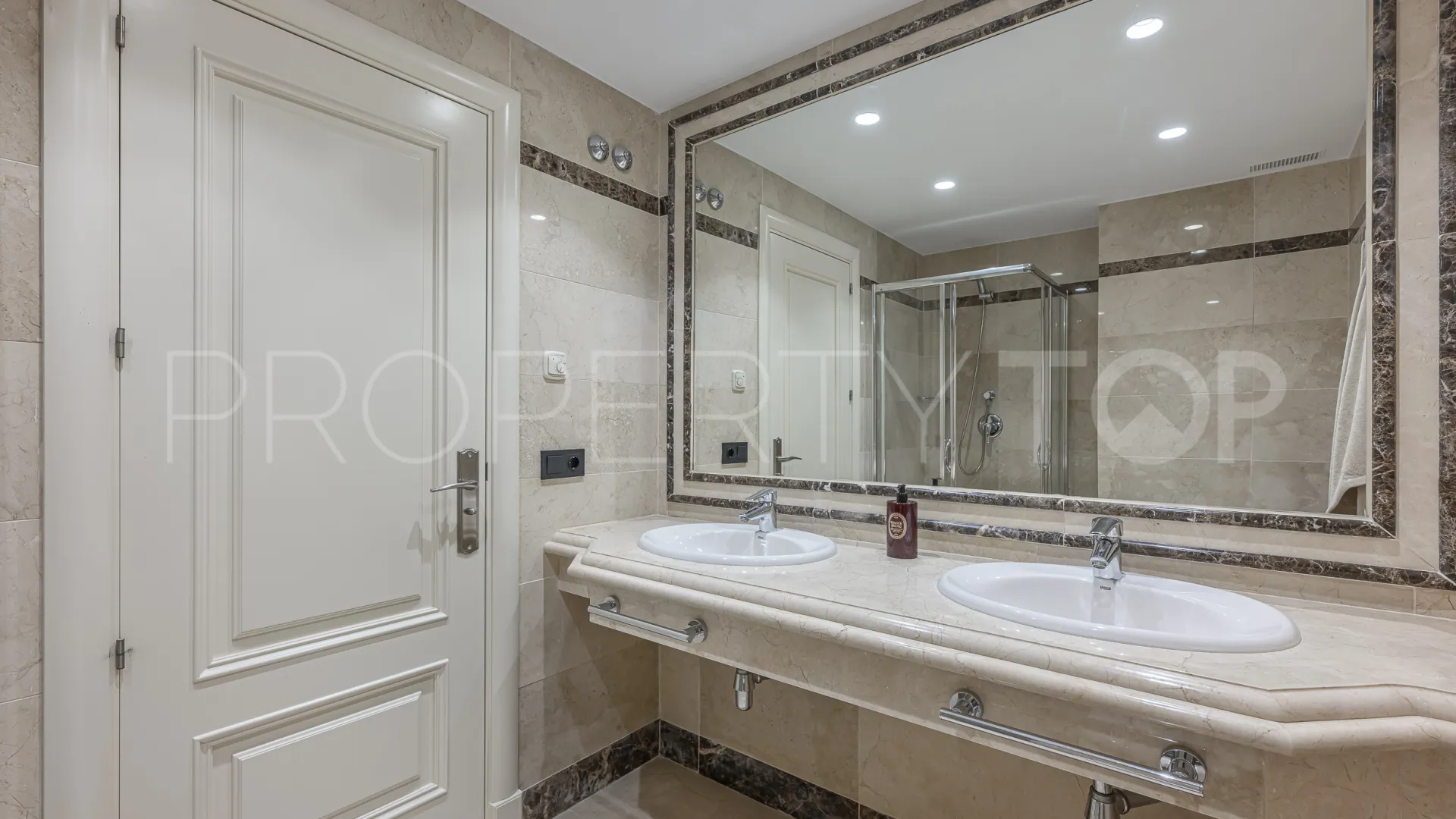 Comprar apartamento planta baja en Montebello Hills con 3 dormitorios