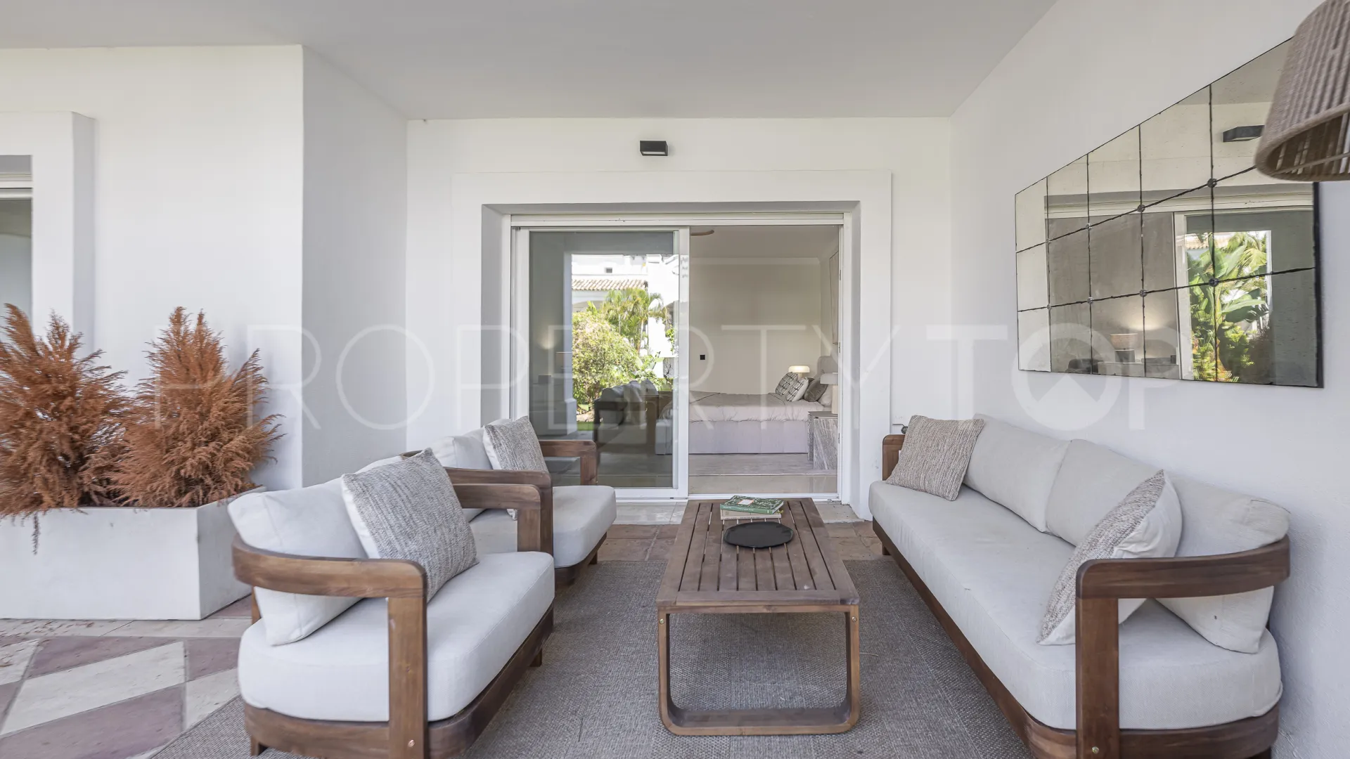 Comprar apartamento planta baja en Montebello Hills con 3 dormitorios
