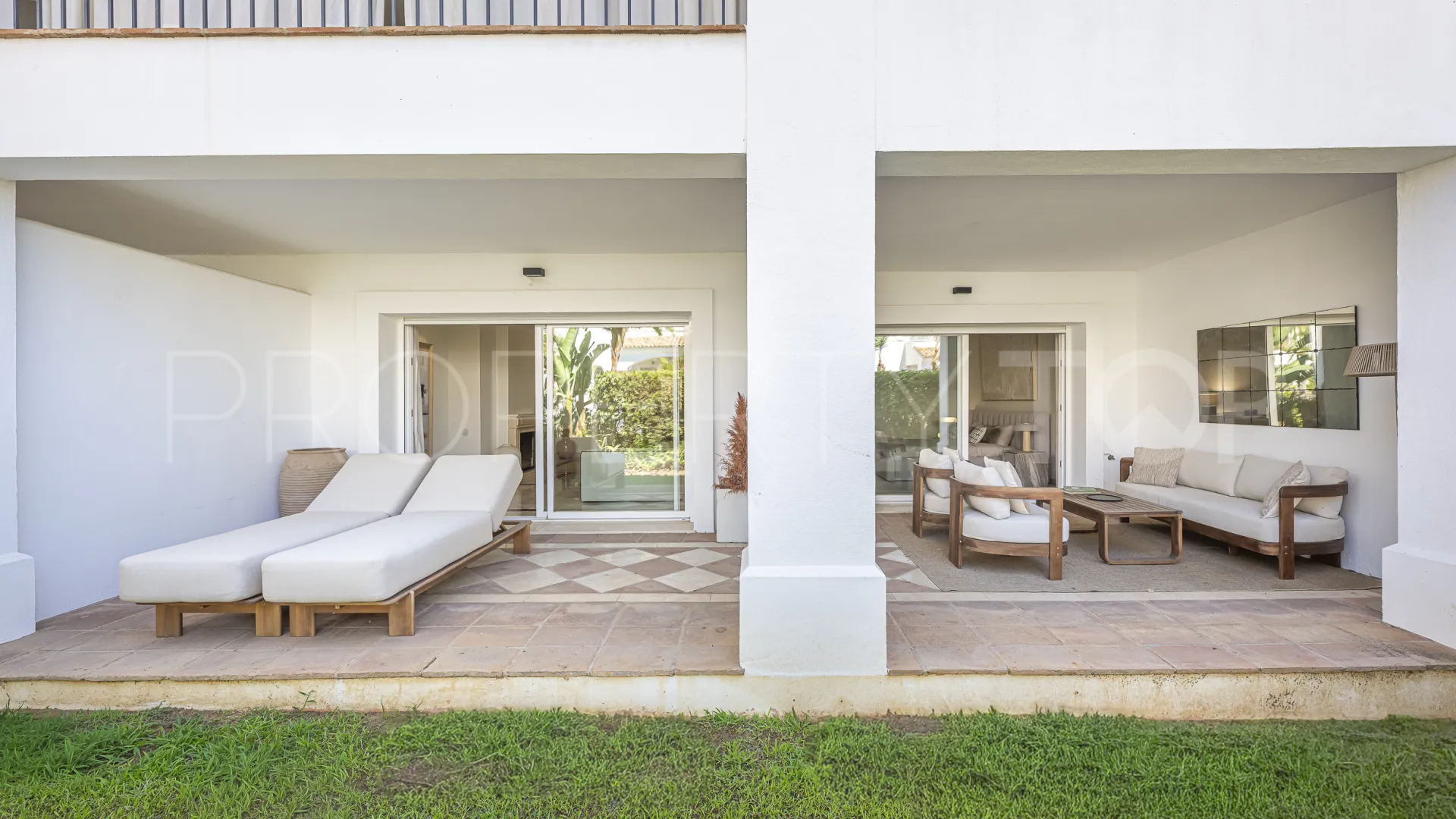 Comprar apartamento planta baja en Montebello Hills con 3 dormitorios