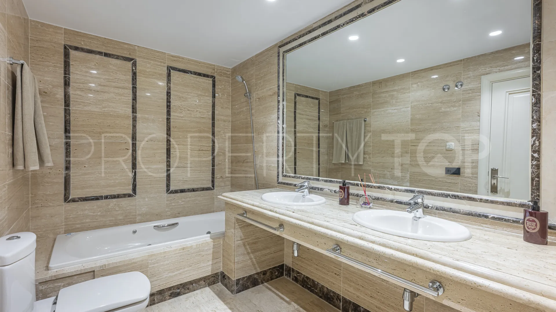 Comprar apartamento planta baja en Montebello Hills con 3 dormitorios