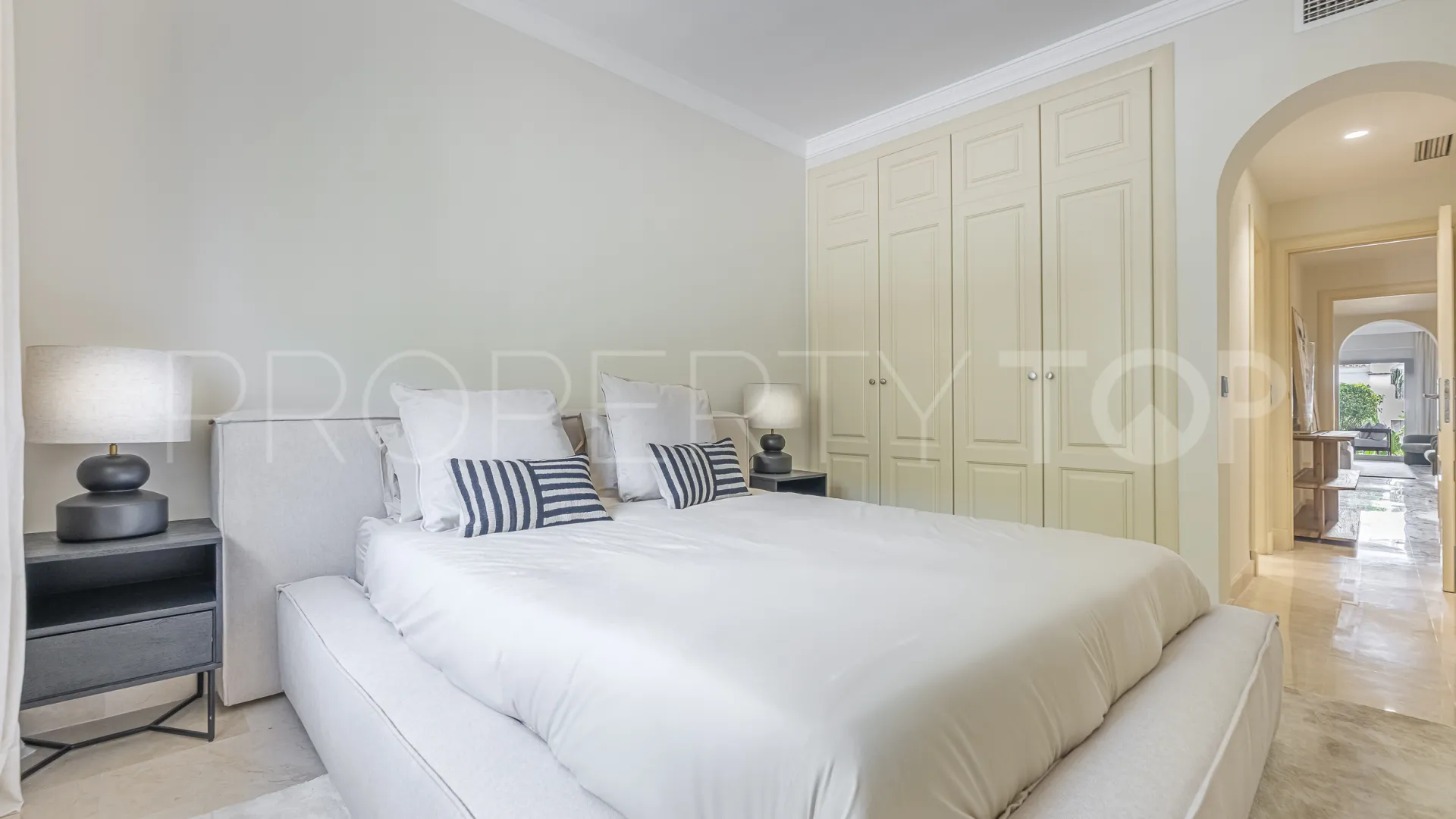 Comprar apartamento planta baja en Montebello Hills con 3 dormitorios