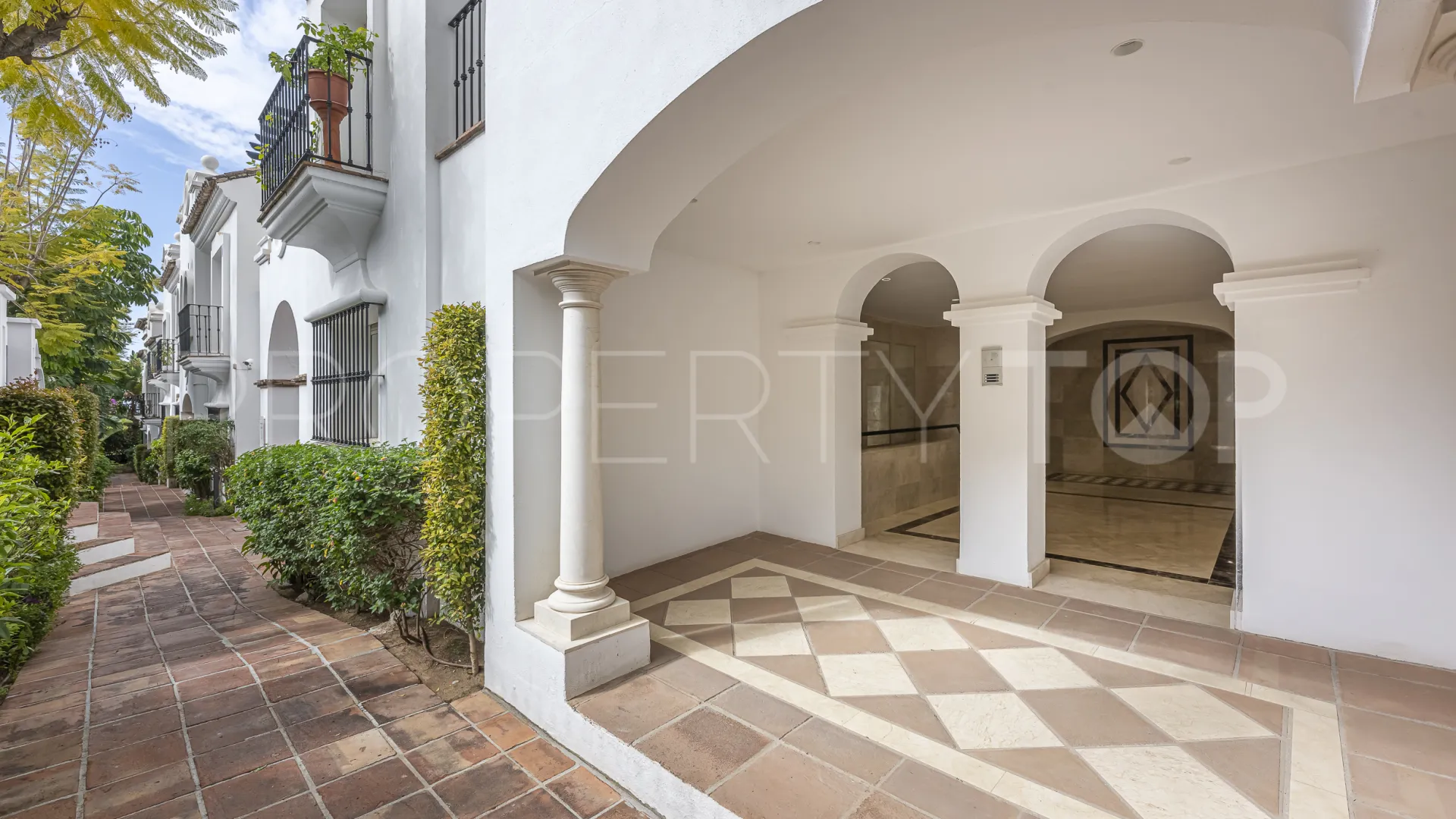 Comprar apartamento planta baja en Montebello Hills
