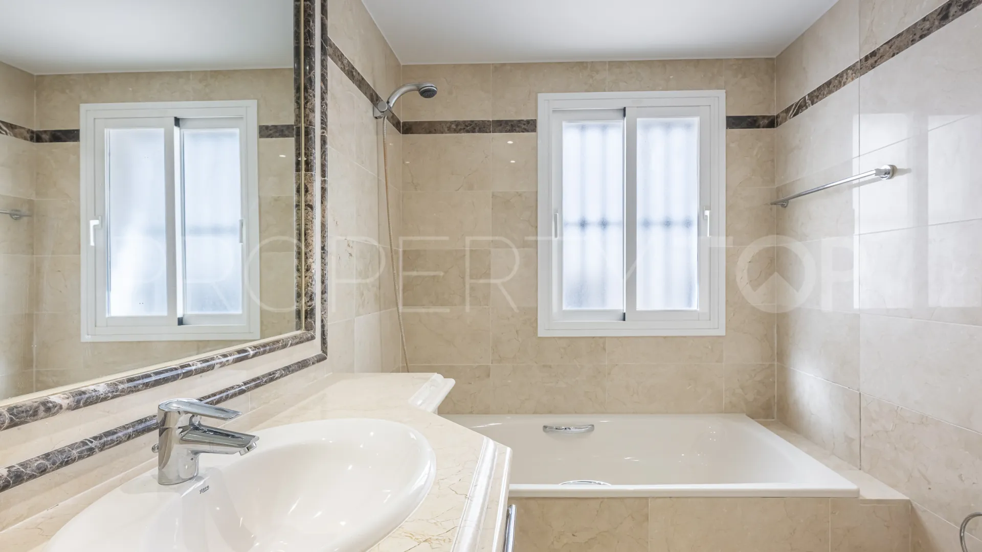 Comprar apartamento planta baja en Montebello Hills