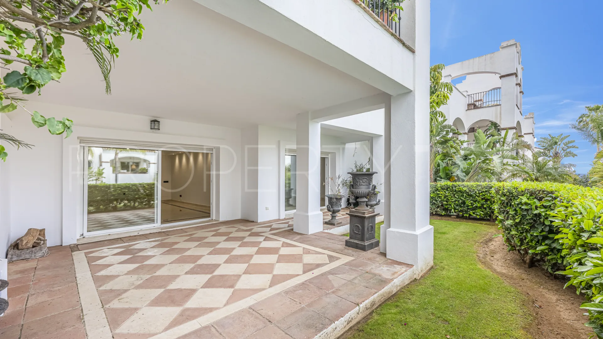 Comprar apartamento planta baja en Montebello Hills