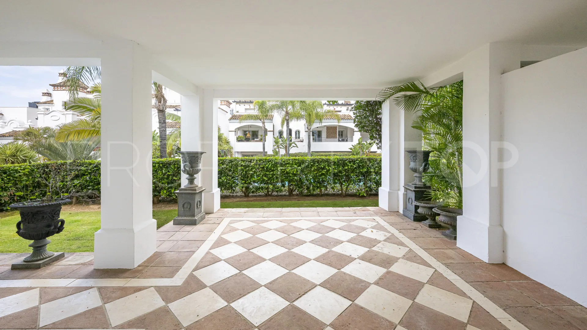 Comprar apartamento planta baja en Montebello Hills