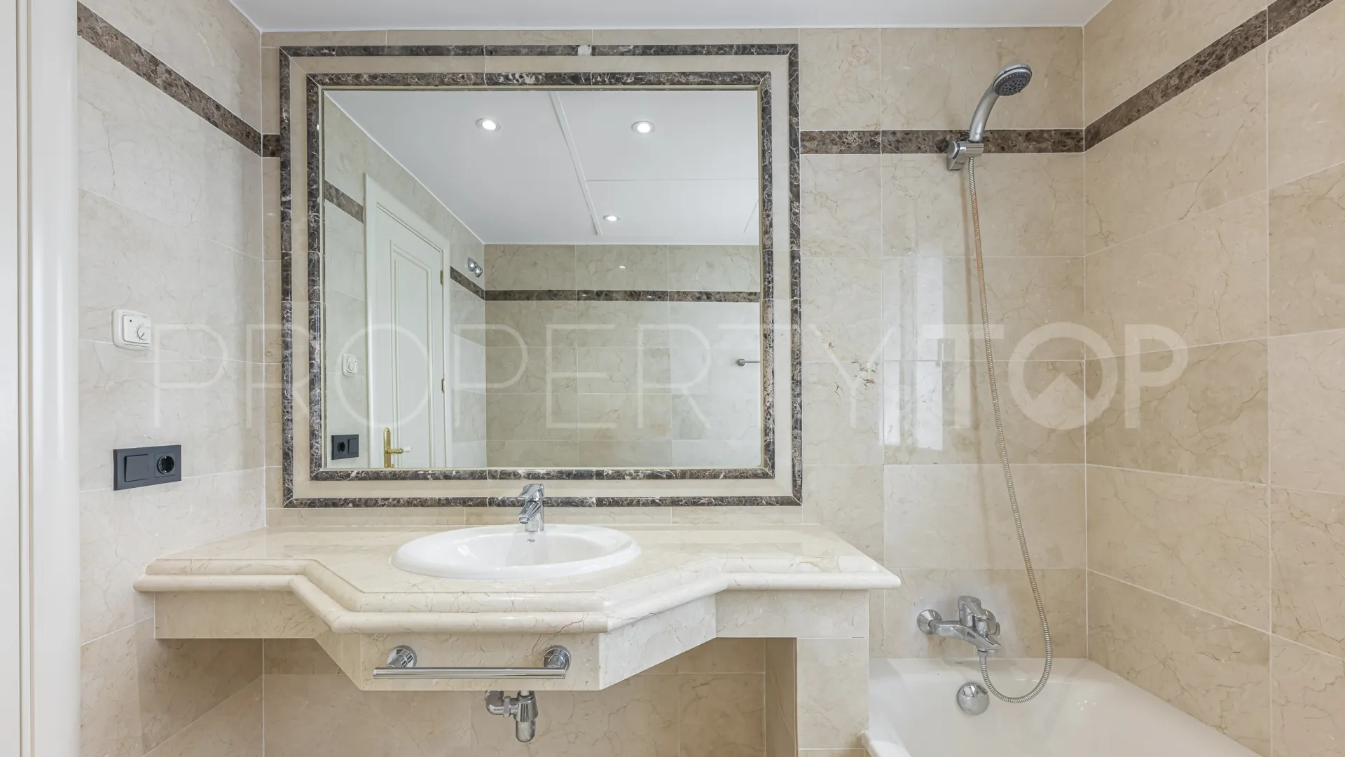 Comprar apartamento planta baja en Montebello Hills