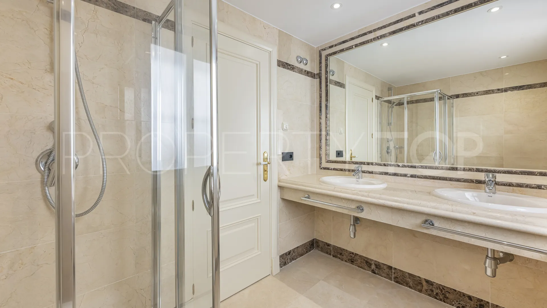 Comprar apartamento planta baja en Montebello Hills