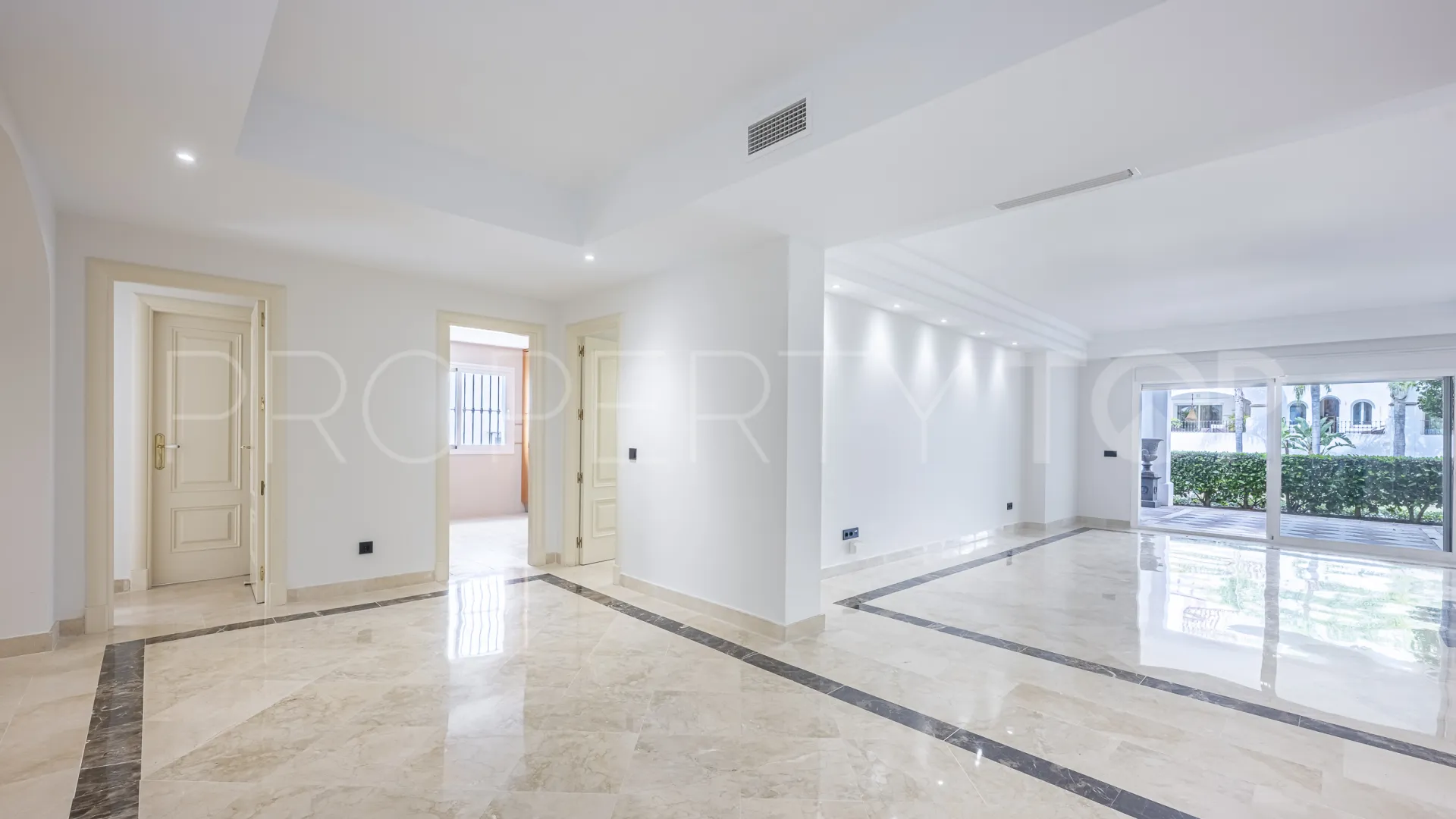 Comprar apartamento planta baja en Montebello Hills