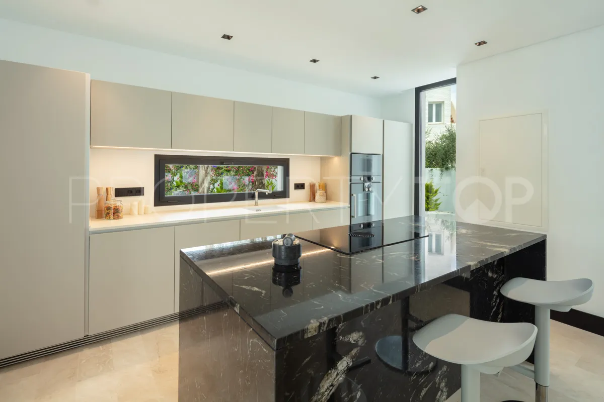 5 bedrooms villa for sale in Marbella Golden Mile