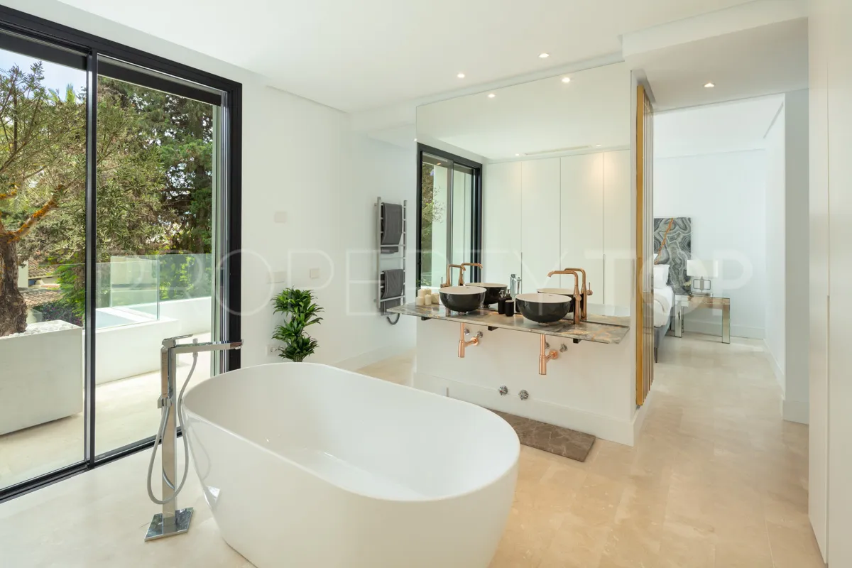 5 bedrooms villa for sale in Marbella Golden Mile