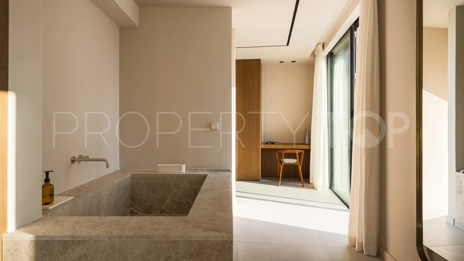 Villa con 7 dormitorios en venta en Nueva Andalucia