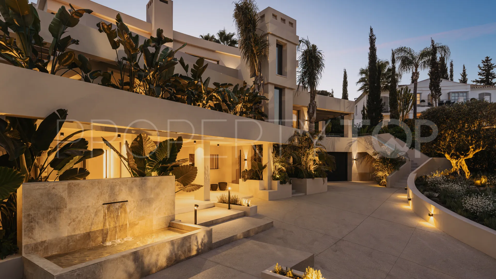 Villa con 7 dormitorios en venta en Nueva Andalucia