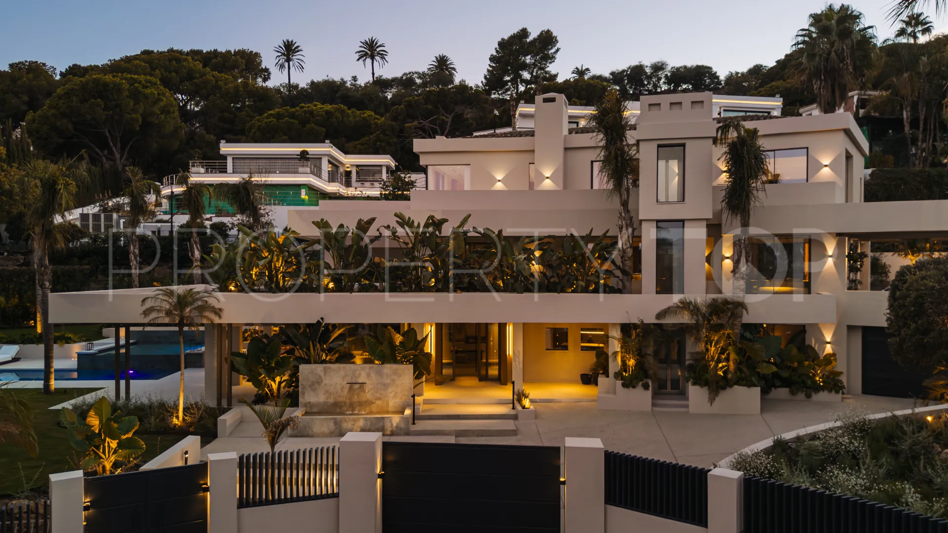 Villa con 7 dormitorios en venta en Nueva Andalucia