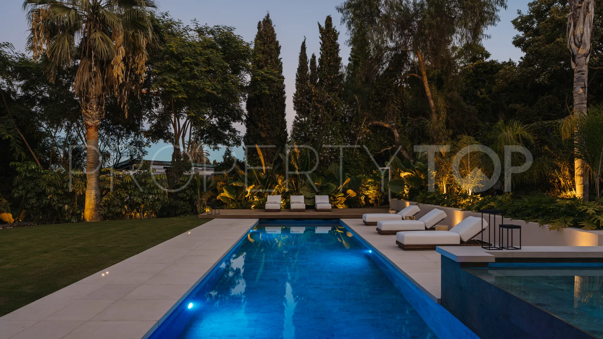 Villa con 7 dormitorios en venta en Nueva Andalucia