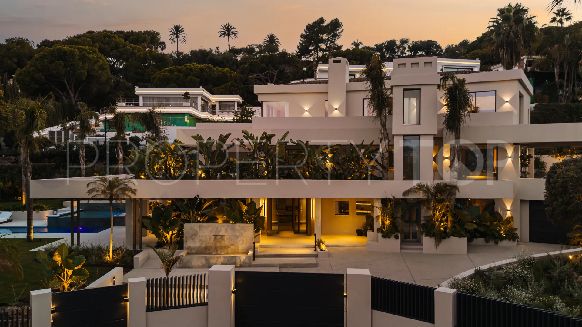 Villa con 7 dormitorios en venta en Nueva Andalucia