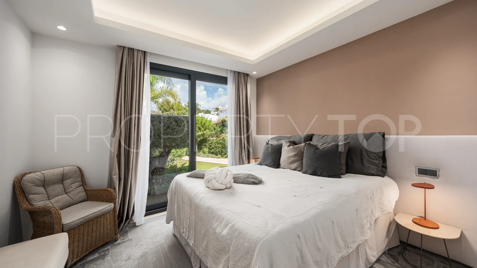 5 bedrooms villa for sale in Haza del Conde