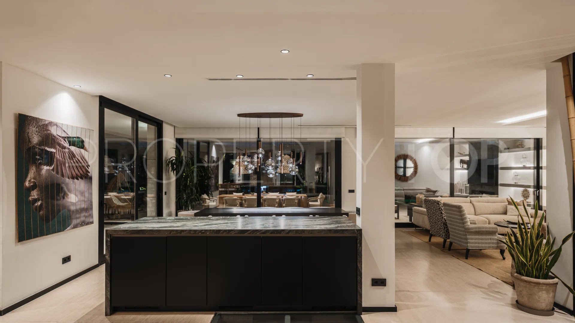 Se vende villa con 6 dormitorios en Nueva Andalucia