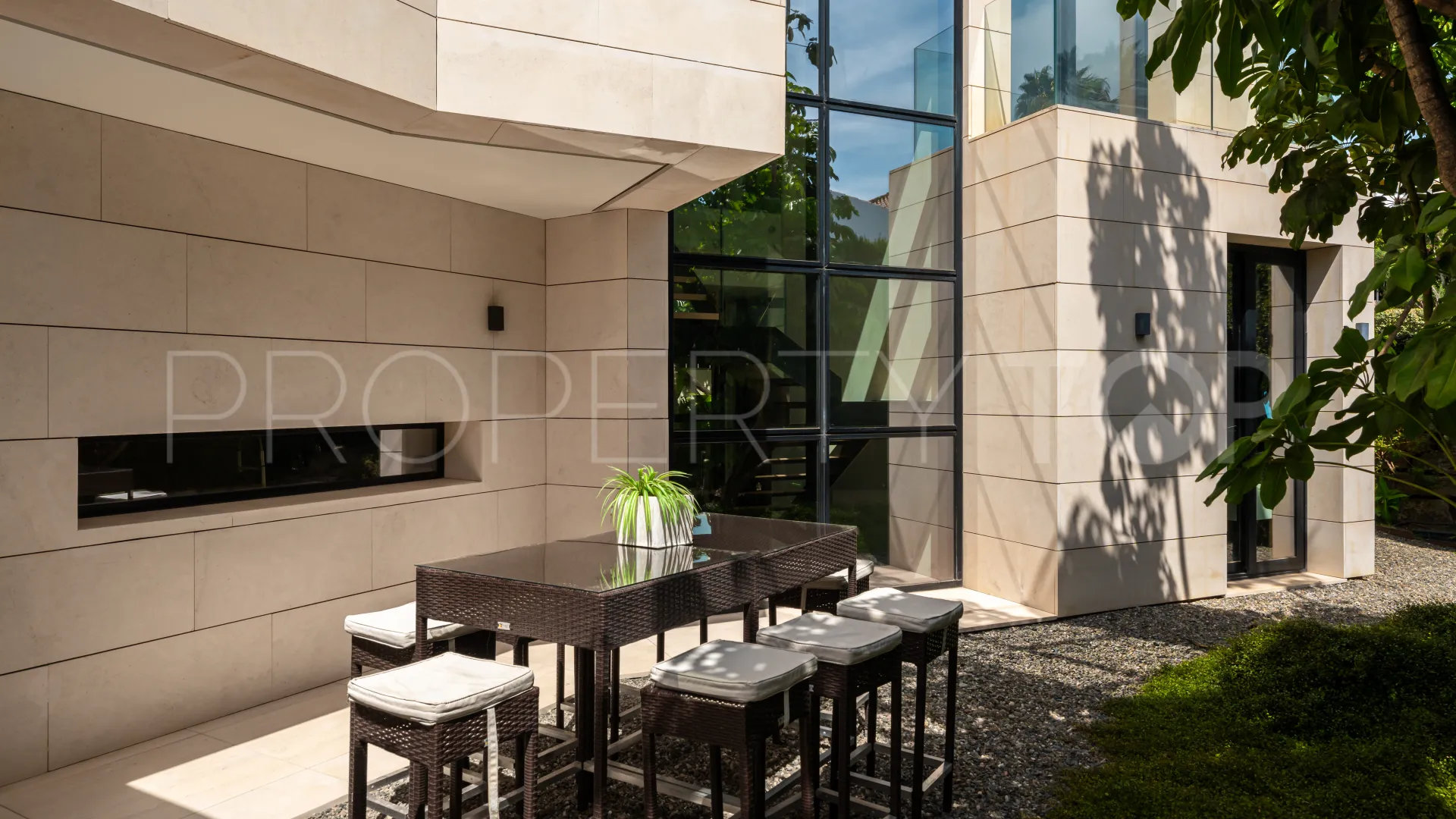 Se vende villa con 6 dormitorios en Nueva Andalucia