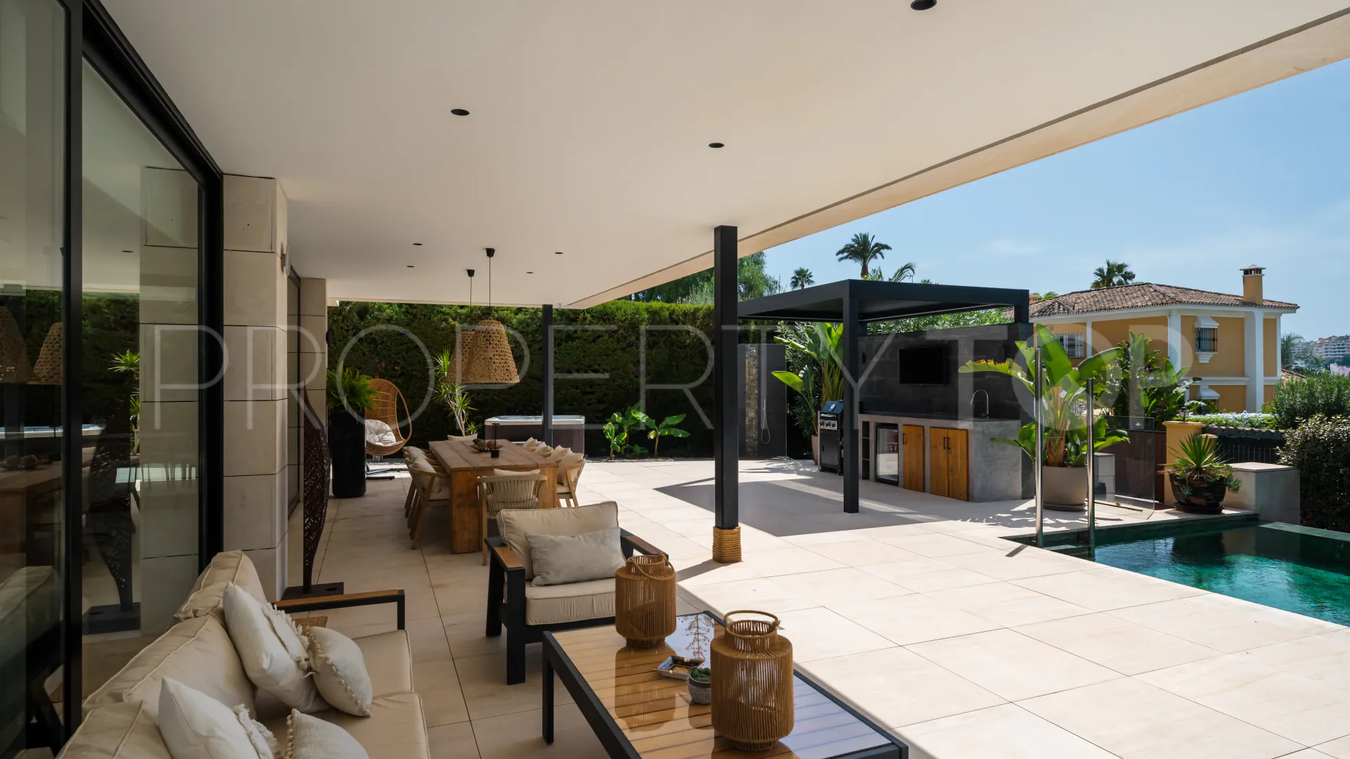 Se vende villa con 6 dormitorios en Nueva Andalucia