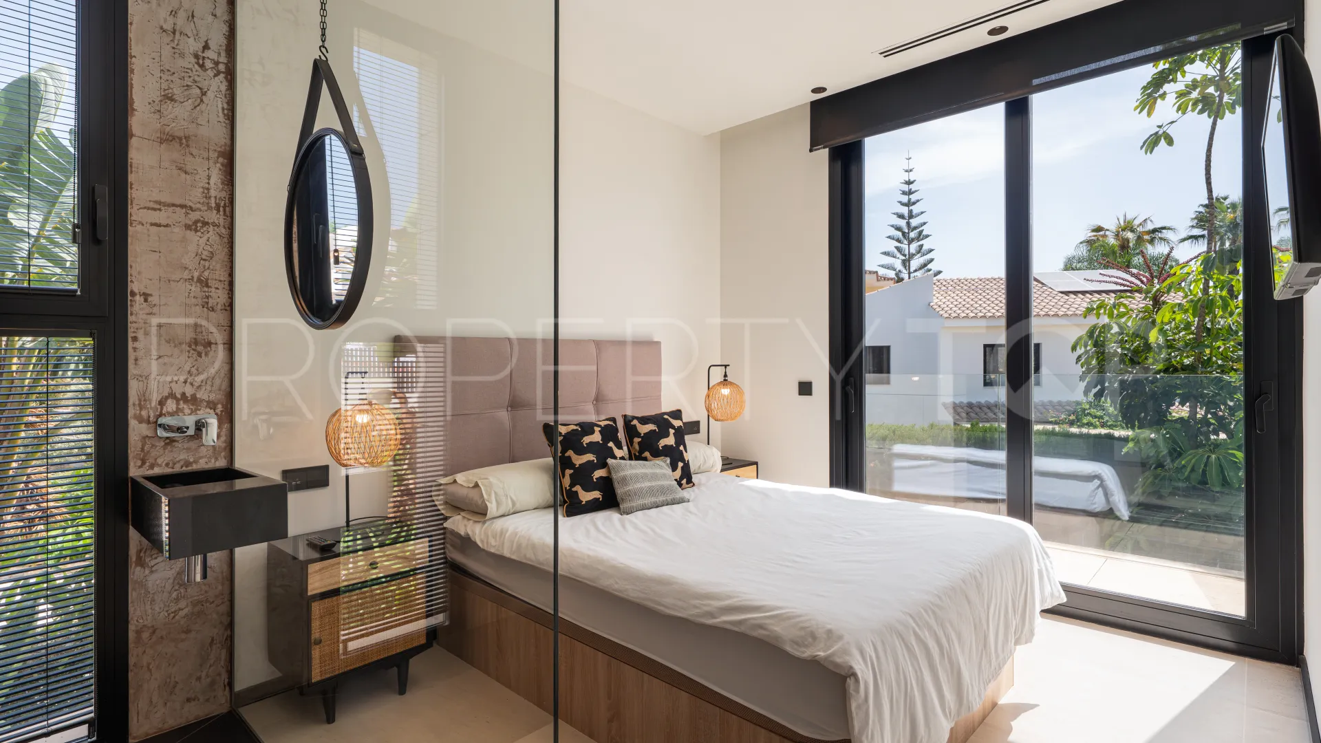 Se vende villa con 6 dormitorios en Nueva Andalucia