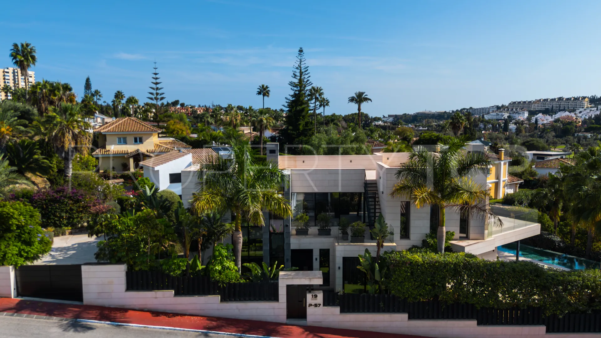 Se vende villa con 6 dormitorios en Nueva Andalucia