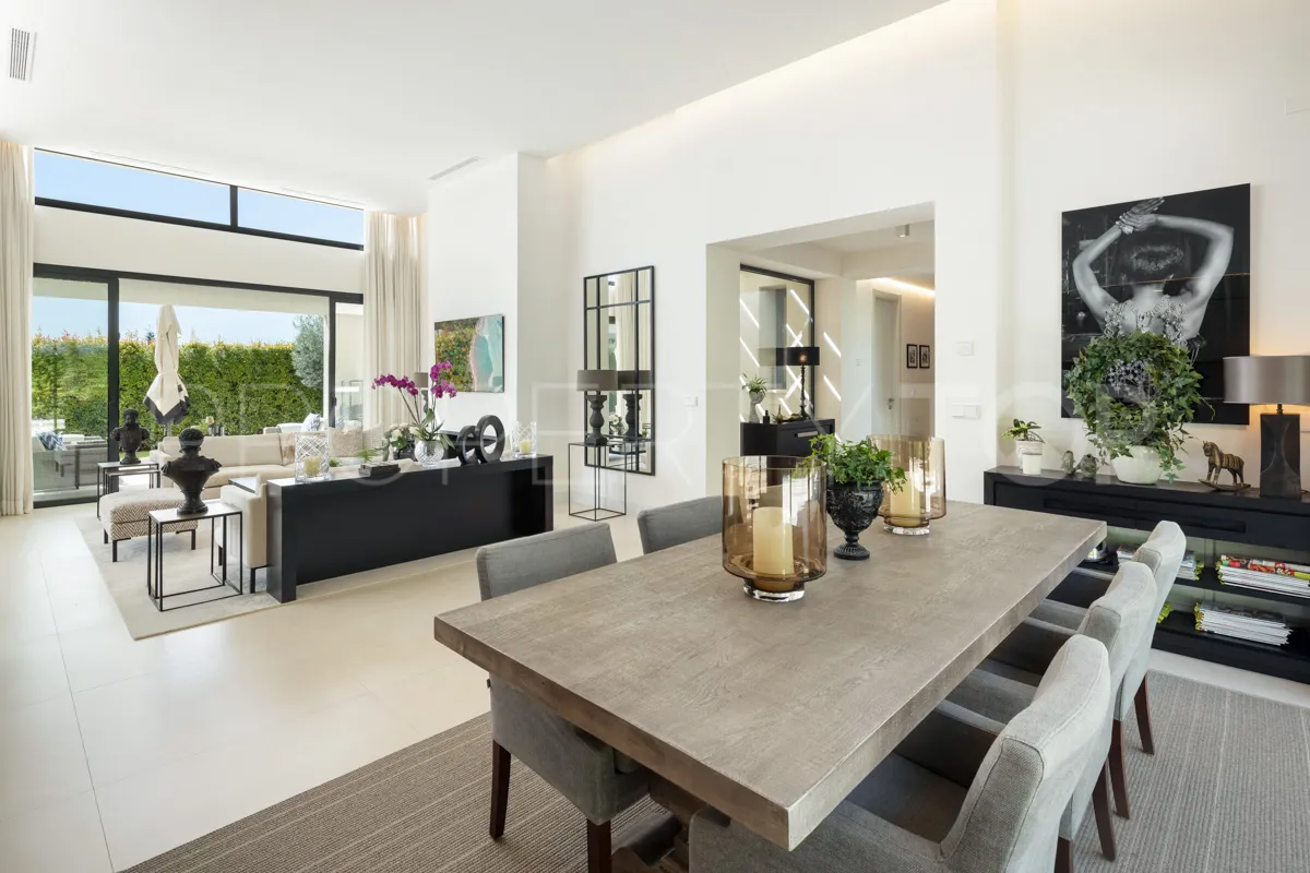 Villa en venta en Nueva Andalucia con 5 dormitorios