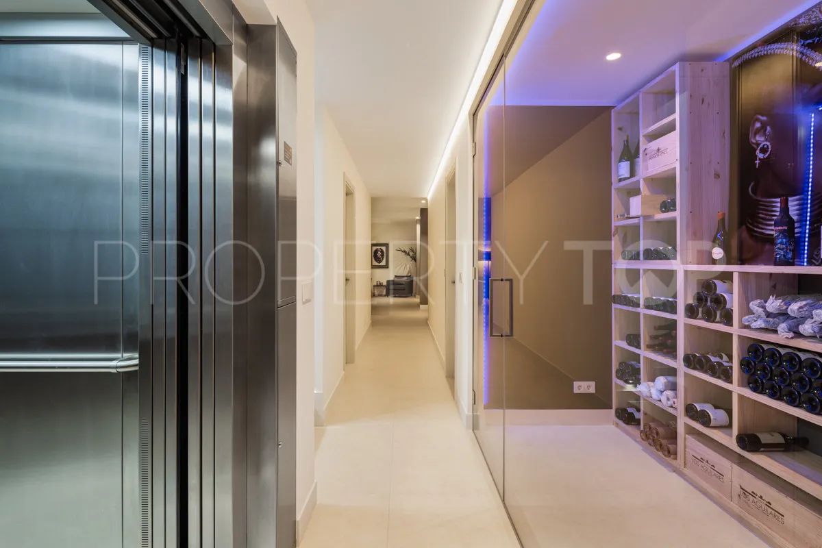 Villa en venta en Nueva Andalucia con 5 dormitorios
