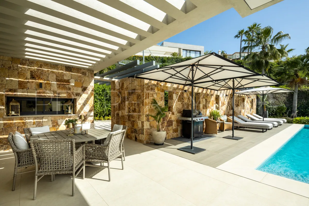 Villa en venta en Nueva Andalucia con 5 dormitorios