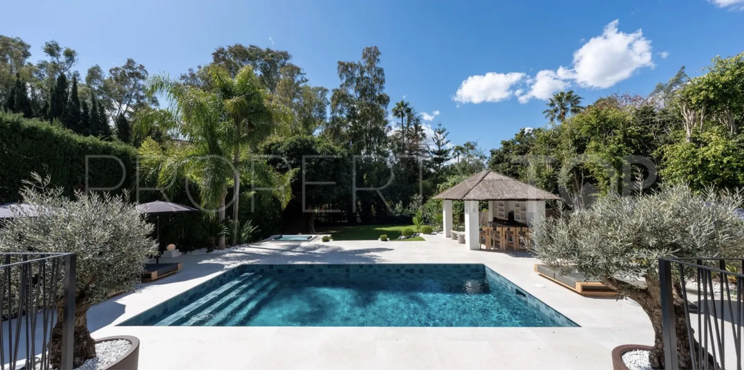 For sale villa in Nueva Andalucia